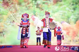 广西大化：民族服装秀演绎多彩民族情图片
