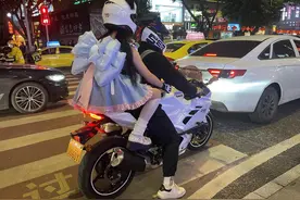 重庆机车惨祸中，那位“穿黑丝的妹妹”丨记者手记图片