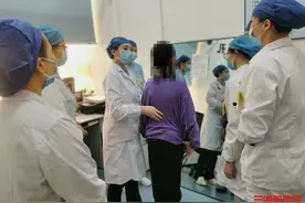 15岁女孩突然说不出话，嗓音训练师让她重获“新声”图片