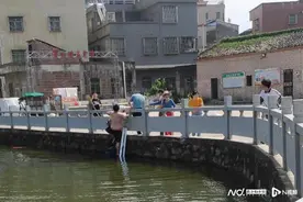 小女孩即将没入水中，90后快递小哥派件途中跳水救人图片