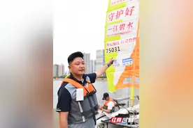 以“一帆”敬“百舸”，岳阳男子单人帆船挑战“湘江北去洞庭湖”之旅橘洲启航图片