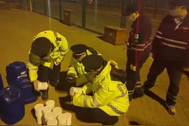 烟台交通运输执法监察支队查处一起过海货车货物中夹带危险品行为图片