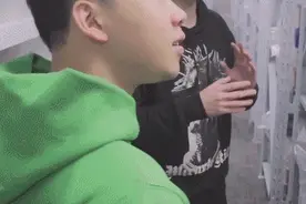 网友：“为什么在得物上买的鞋，和专柜的不一样？不会是假的吧？”图片