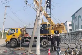 道路老旧电线杆挡路，武汉硚口城管协调多个部门来拔杆图片