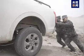 受强沙尘和强降雪天气影响 新疆多地道路阻断图片