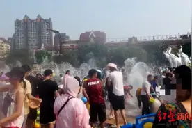 泼水节女生被撕雨衣背后：美好祝福渐渐变味成打水仗，景区曾间歇断水维持秩序图片