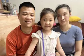 这家无声修脚店火了！对话6岁“小翻译官”父亲：希望能多赚钱，孩子考个好大学图片