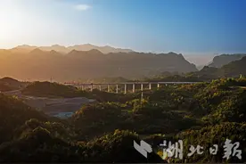 鹤峰：落日余晖映山海 梦幻美景惹人醉图片