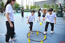 潮流运动会上的新潮流：陆地冰壶和“老年版网球”受追捧，你玩过吗？图片