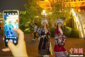 广西步行街上演“最炫民族风” 穿苗家侗乡服饰“打卡”成风潮图片
