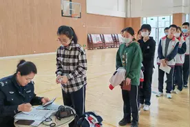 青岛市公安局启动全市中小学校学生集中办理居民身份证活动图片