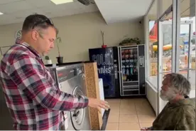 美国流浪汉赖洗衣店一年多不走：顾客被吓跑 警方称没辙图片