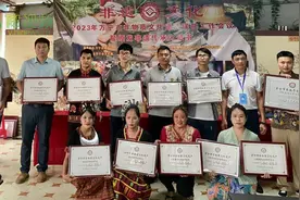 椰视频 | 万宁为树叶吹奏技艺等7项“非遗”项目和16位传承人颁发牌匾证书图片