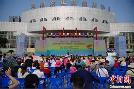 全国新老歌手广西柳州同台飙歌 传承民族文化图片