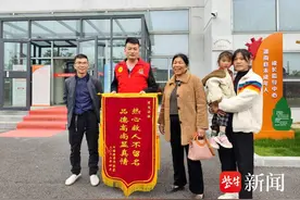 骑车人打瞌睡摔昏路中间，好心路人报警后守护一旁，直到急救车赶到才悄然离去图片