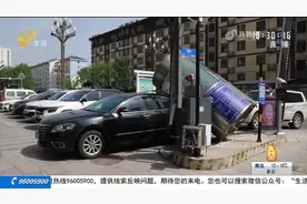 临沂：大风吹倒岗亭 砸中轿车谁来赔？图片