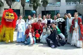 跳土家舞、穿汉剧服饰、画脸谱……在鄂国际学生沉浸式体验中国文化图片