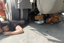 暖心！西安一女子卷入半挂车底，众人合力抬车救人！图片