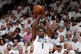 未来可期！爱德华兹连续两场季后赛共得77分，创队史纪录图片