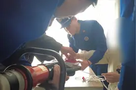 滨州：女子被擦玻璃“神器”夹手 消防队员出手2分钟解救图片