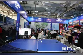 乒乓球发球机、智能跑步机、穿戴设备…… 湖南体博会“寻宝”科技含量高图片