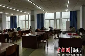 世界读书日丨图书馆里含万象图片