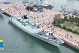 青岛：现役主战舰艇公开亮相 舰艇开放日迎来近万名群众登舰参观图片