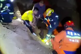 果然视频|女孩骑电动车不慎坠沟，众人合力悬绳救援图片