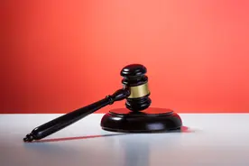 被罚后继续卖假冒“轩尼诗” 法院：属于重复侵权，罚！图片