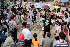 广西“壮族三月三”：游客共跳“竹竿舞”图片