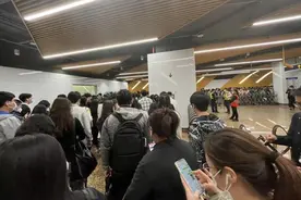 出入口关闭，市民进出站要花10分钟，上海地铁这些紧闭的大门何时能开放？图片