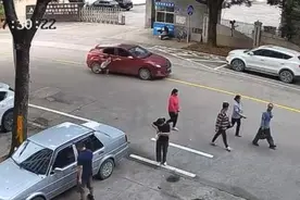 男孩误被车拖行后先求父亲原谅？妇联回应图片