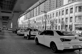 绿牌车不开走 蓝牌车进不来 停个车真难图片