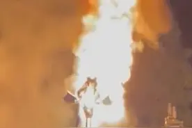 美国迪士尼乐园13米巨龙起火：现场火光冲天 观众以为是新节目图片