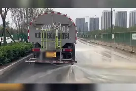 洒水车雨后作业喷路人一身泥引争议 环卫公司：对司机警告并罚款图片