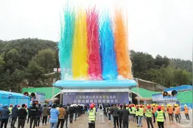 重庆三环高速公路云雾山隧道右洞顺利贯通图片