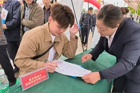川渝联合举办退役军人专场招聘会 76家企业提供2100个岗位图片