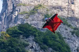 中国翼装飞行运动员张树鹏将挑战穿越张家界天门洞图片