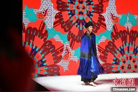 广西南宁上演民族服饰时装秀图片