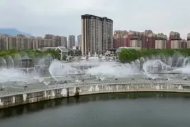 飞越泰安·航拍泰山丨“泰酷辣”，第一视角穿越泰安老街喷泉图片