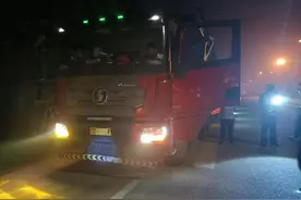 江门开平：一辆重型半挂牵引车趁黑夜严重超载上路，被夜查交警拦下图片