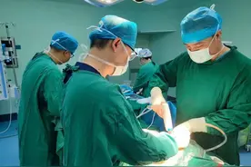 九旬老人骨折 更换人工股骨头第2天就能下地走图片