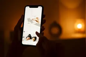 晚上躺着玩手机可能面临这些危害 要及时改正图片