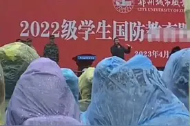 高校领导避雨发言“同站风雨里”，一场大雨检验出领导的成色图片