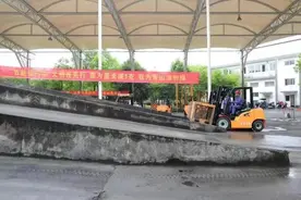 一辆车每年可减碳6900千克，柴油叉车更换成新能源叉车好处多图片