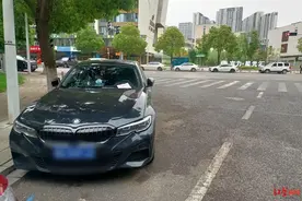 长沙城管马路上抄牌开罚单被质疑，回应：当地规定可对背街小巷等进行违停管理图片