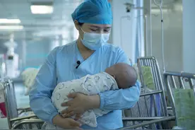 武汉儿童医院王沛：新生儿血管细如发丝，13年练就打针“超能力”图片