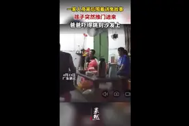 一家人夜宵后讲鬼故事，孩子突然推门进来，爸爸吓得跳到沙发上图片