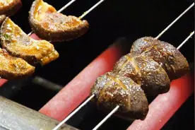 一顿烧烤后，女子全身似遭“鞭打”！医生破了案图片