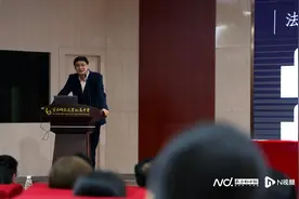 罗翔来啦！与华附学生谈法治信念，这堂课掌声与笑声不断图片